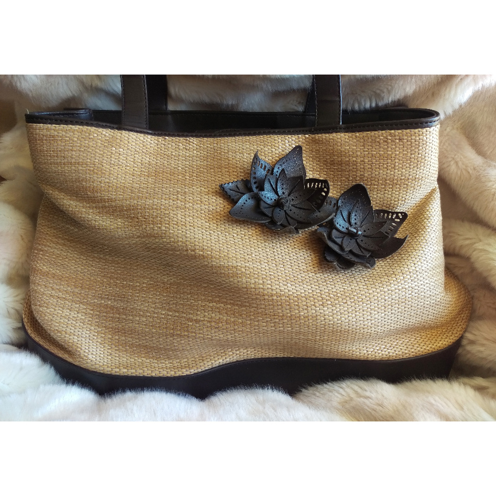 EUC Straw tote purse with leather flowers